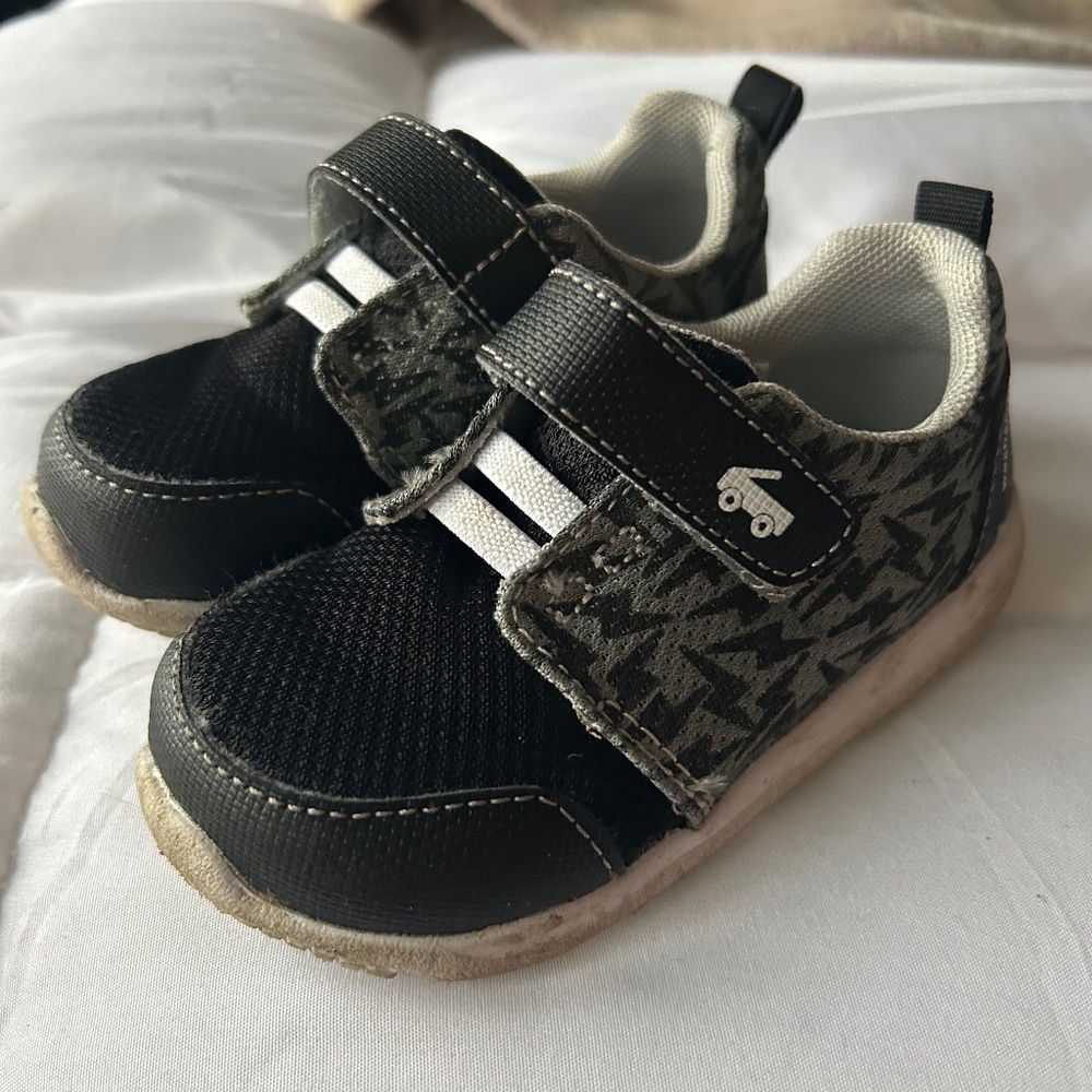 See Kai Run basics toddler Stryker sneakers size 7
